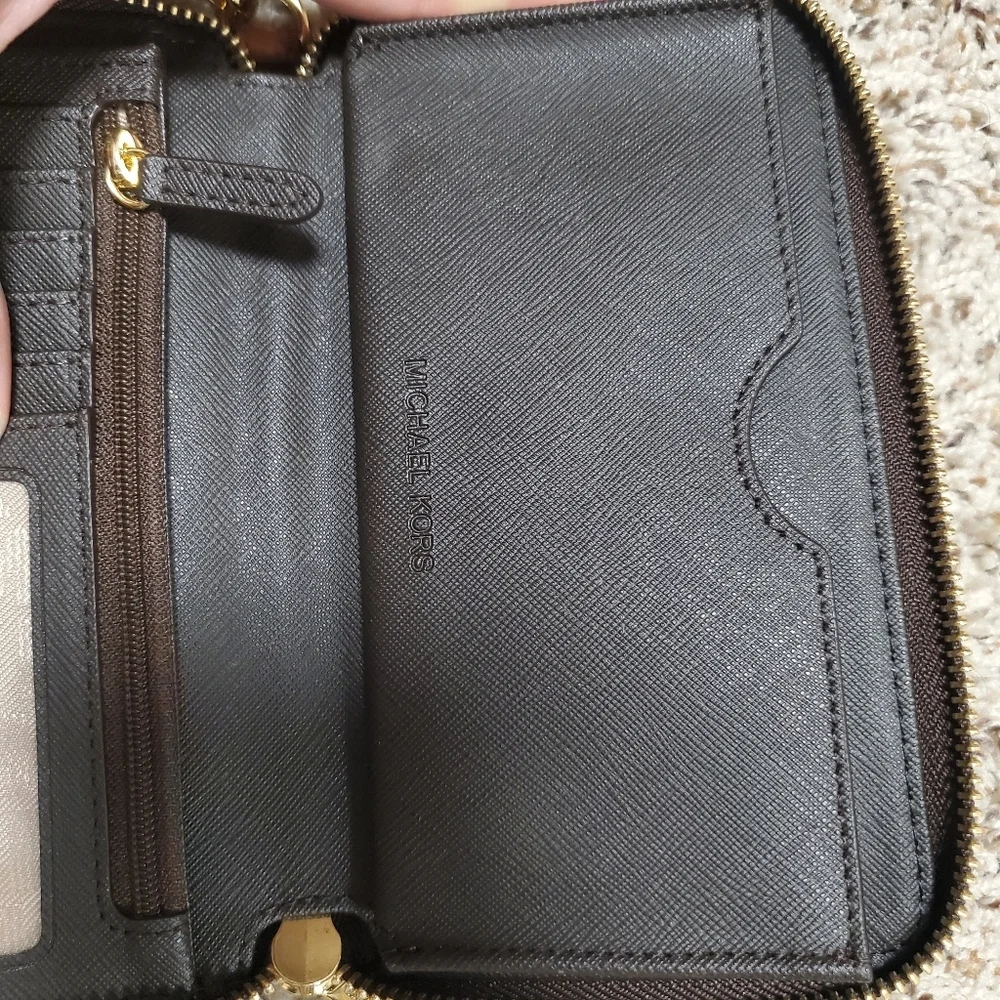 Micheal Kors Signature Wristlet